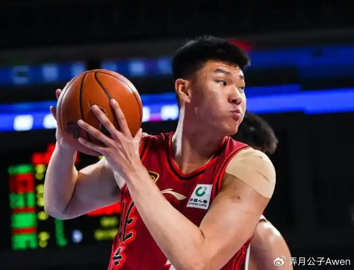 拿600万,0分0板0助+1被盖+2犯规,球迷:诈骗犯,好意思拿那么多钱?|范子铭|周琦|许利民|北京首钢|篮板_新浪体育_新浪新闻